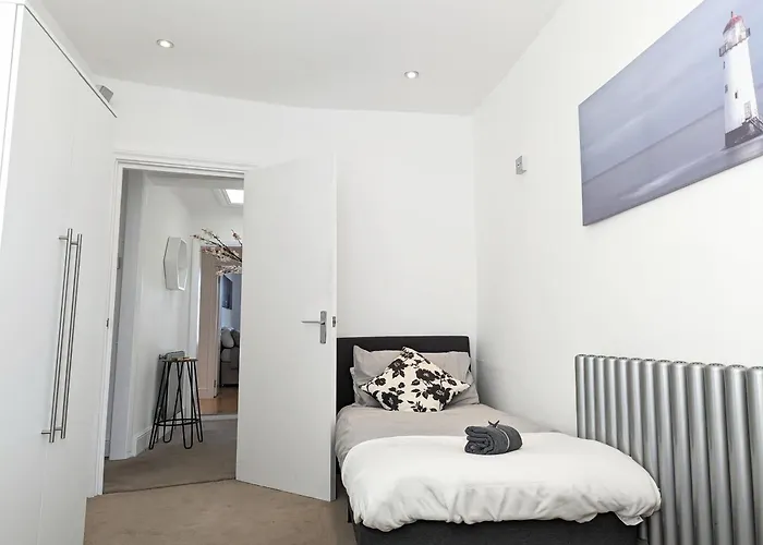 Hyde Park 3 Bedroom Flat
